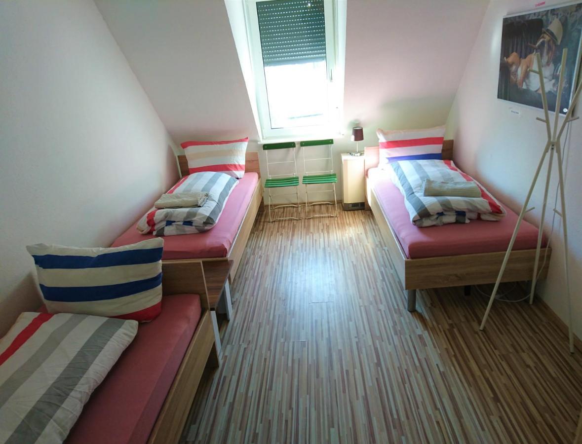 Nest City - Not A Hotel, Private Room With Shared Showers, No Parking, Breakfast, Or Kitchen, Towels Available For A Fee, Check-In 4 Pm To 11 Pm 콘스탄츠 외부 사진
