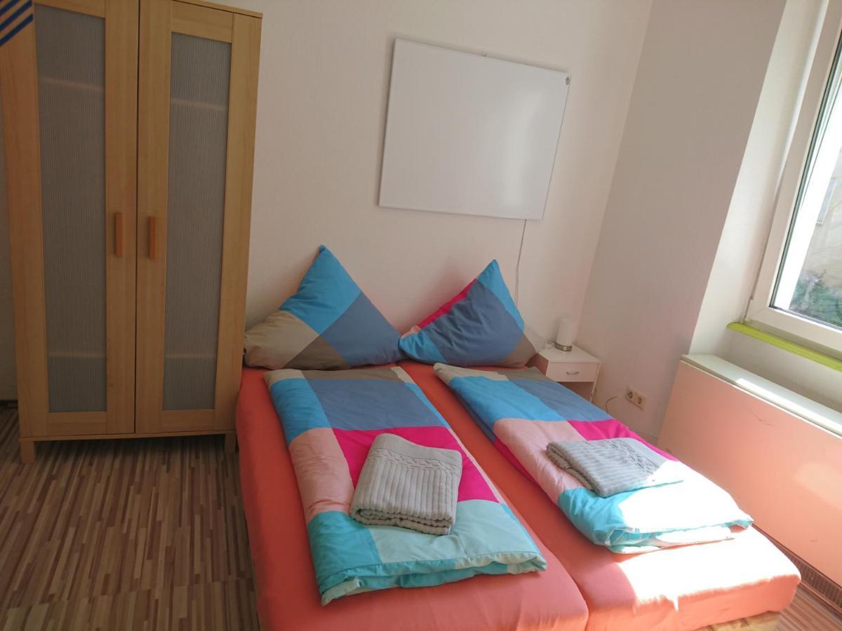 Nest City - Not A Hotel, Private Room With Shared Showers, No Parking, Breakfast, Or Kitchen, Towels Available For A Fee, Check-In 4 Pm To 11 Pm 콘스탄츠 외부 사진